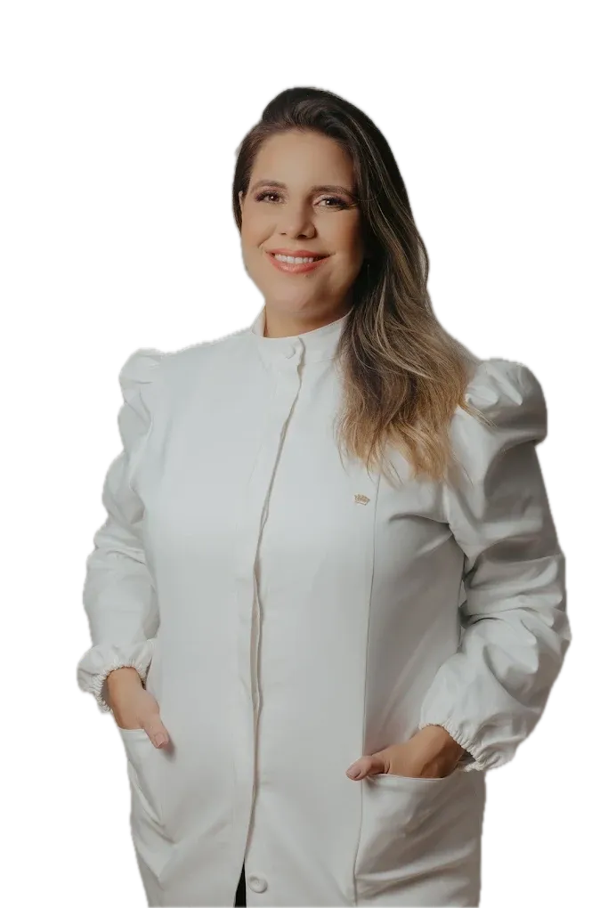 Dra. Juliana Dias, médica pediatra, em pé no consultório da Clínica Majolí em Toledo - PR