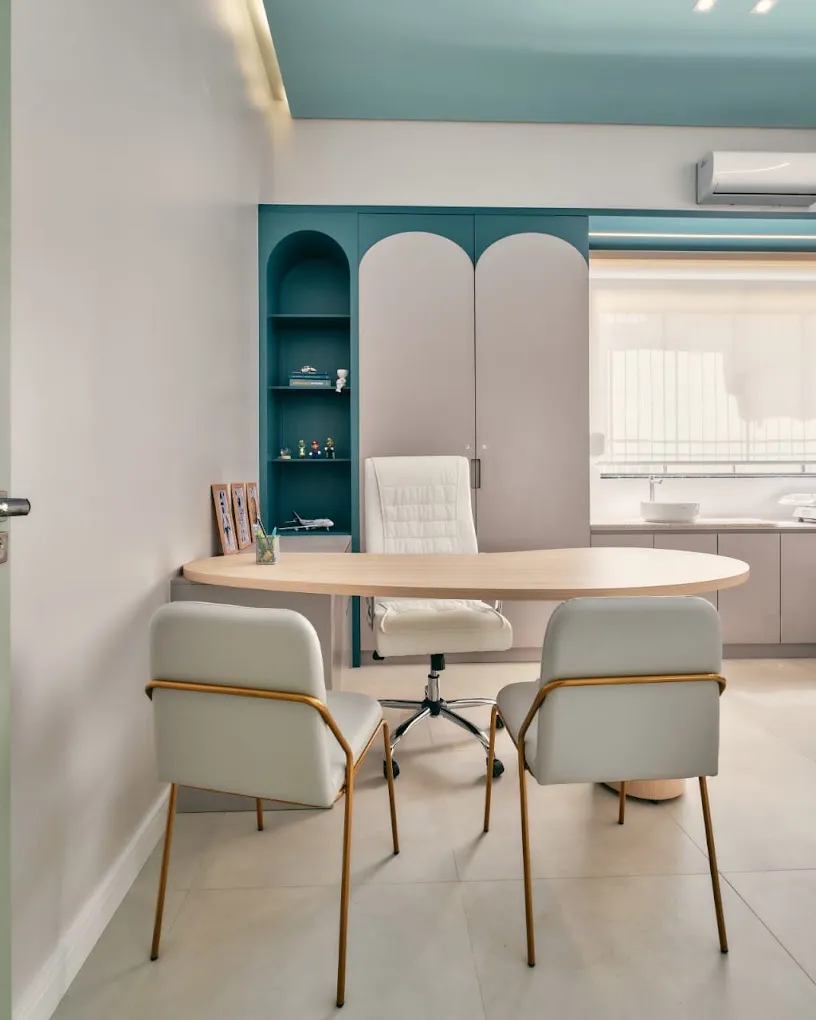 Consultório da Clínica Majolí, com mesa de atendimento e cadeiras para os pais