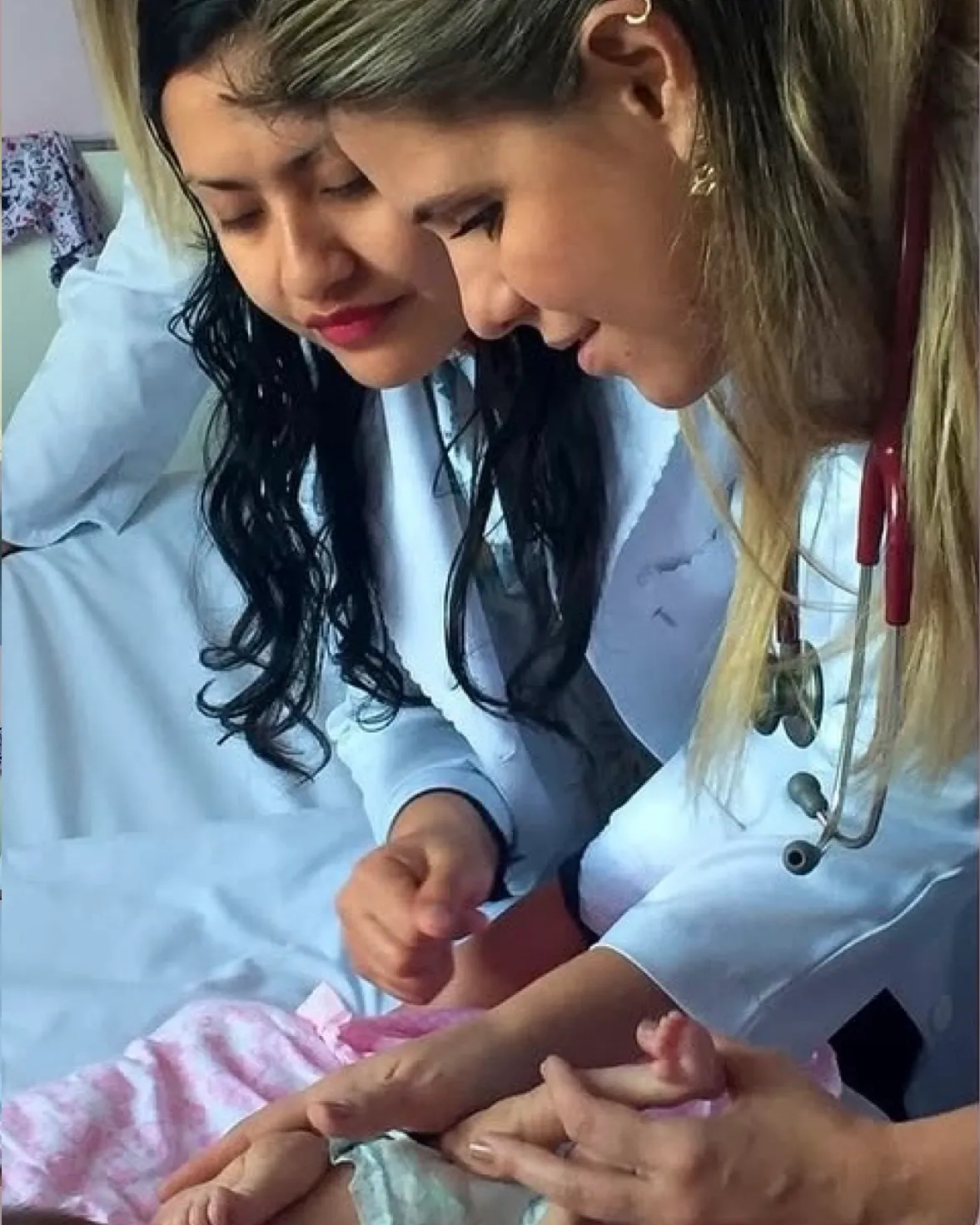 Dra. Juliana examinando um bebê durante o atendimento