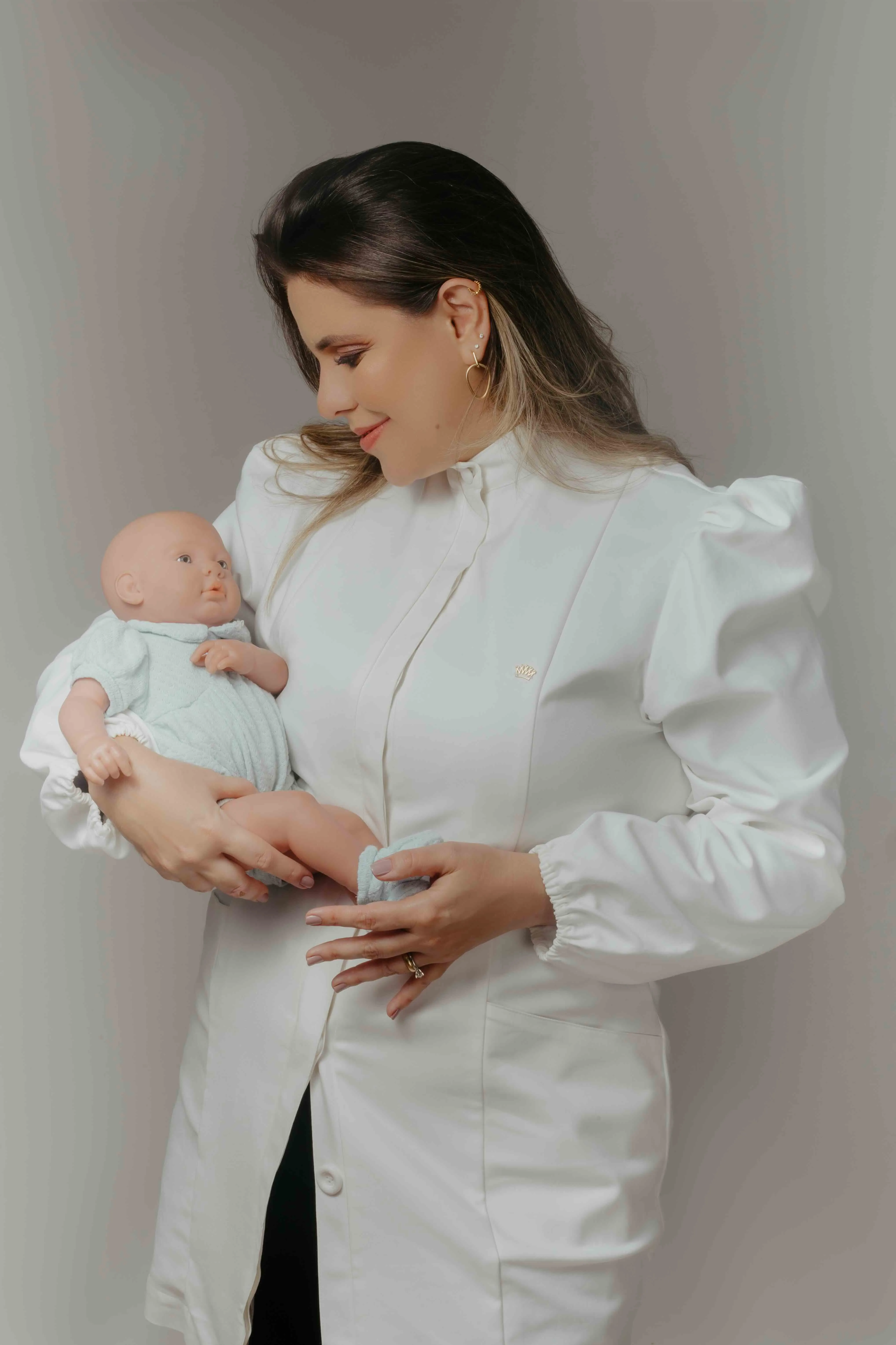 Dra. Juliana acolhendo um bebê